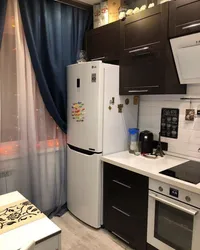 Дизайн прямой кухни с холодильником у окна