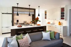 Дизайн кухни гостиной с диваном и стульями