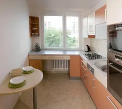 Дизайн кухни с двумя выходами и окном