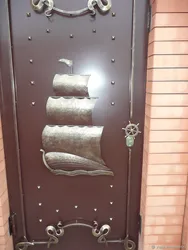 Фото рисунок на двери квартиры