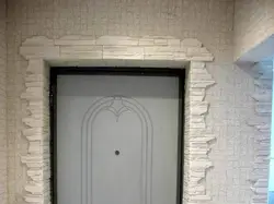 Отделка камнем входной двери в квартире фото