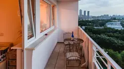 Iki otaqlı mənzildə balkon fotoşəkili