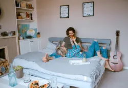 Фото семья в спальне