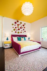 Цветной потолок спальня фото