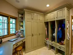 Холодильник в гардеробной фото