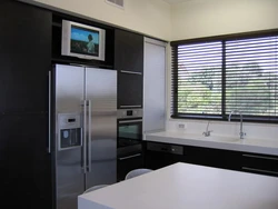 Дизайн кухни с телевизором на окне