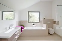 Дизайн ванной комнаты с ванной по центру