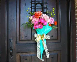 Цветы в двери квартиры фото