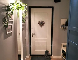 Роутер над входной дверью в квартире фото