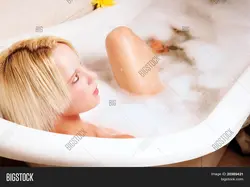 Молодая блондинка в ванной фото