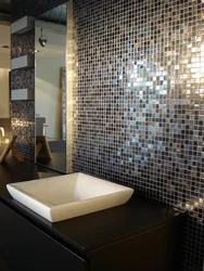 Дизайн ванны в серой мозаике