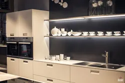 Кухня с стеклянными полками дизайн