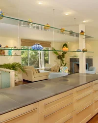 Кухня с стеклянными полками дизайн