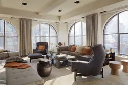 Дизайн гостиной с круглым окном