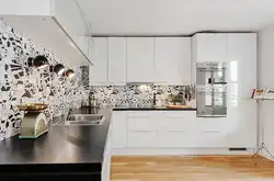 Tasteful kitchen design with backsplash