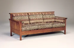 Деревянный диван для гостиной фото