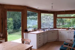 Окно в летней кухне фото