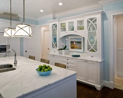 Кухня с витриной белая фото
