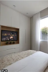 Телевизор в узкой спальне фото