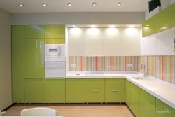 Кухня белая с цветным фото