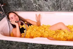 Фото в ванне с лимонами
