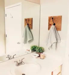 Полотенце в маленькой ванной фото