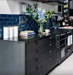 Синяя кухня черная столешница фото