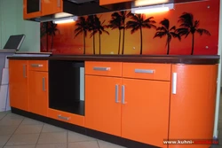 Оранжевая кухня черная столешница фото