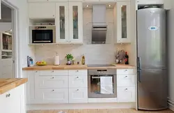 Угловая кухня с белым холодильником фото