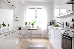 Дизайн окна на белой кухне фото
