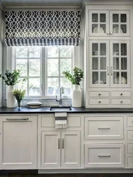 Дизайн окна на белой кухне фото