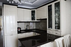 Темные кухни с белыми фасадами фото
