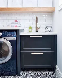 Черная стиральная машина в кухне фото