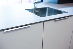Кухня с торцевыми ручками черными фото