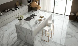 Белая мраморная плитка на кухне фото