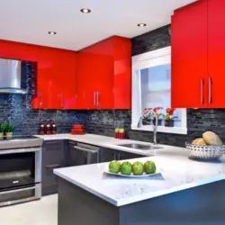 Серая кухня с красным фартуком фото