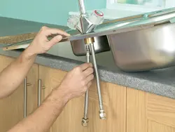 Кран на столешнице в кухне фото
