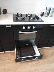 Черная газовая панель на кухне фото