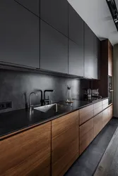 Черная кухня с коричневой столешницей фото