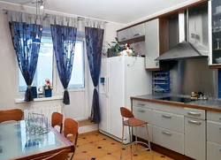 Шторы на кухню фото холодильник у окна