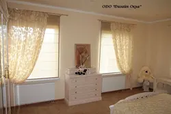 Тюль с рулонными шторами в гостиной фото