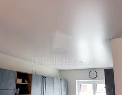 Глянцевые или матовые потолки на кухню фото