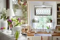 Дизайн окна на кухне из цветов фото