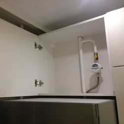 Газовая труба за холодильником на кухне фото
