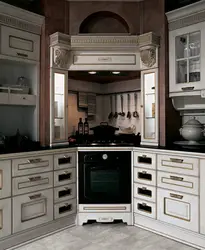 Фото кухни с варочной панелью и вытяжкой