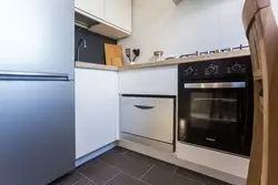 Кухня холодильник и духовой шкаф рядом фото