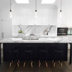 Белая кухня с серой столешницей под мрамор фото