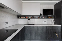 Серая кухня с черными ручками и деревянной столешницей фото