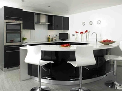 Кухня белая с черной столешницей и барной стойкой фото