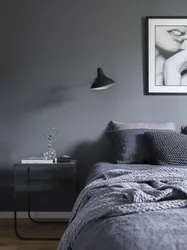 Серые картины в интерьере спальни
